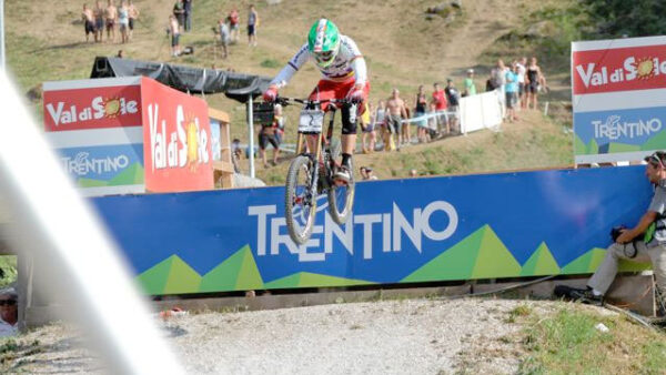 World Downhill Champ Minnaar medals in World Cup in Italy
