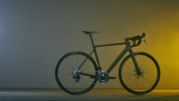 Canyon launch sub-6kg disc road bike, the Ultimate CF Evo Disc
