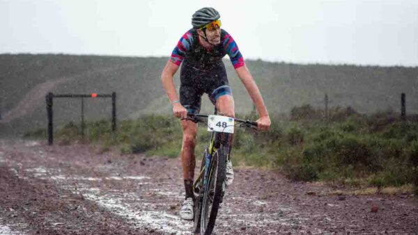 Declan Sidey and Yolande de Villiers overcome challenging conditions to win JBay Wind Farm MTB Classic