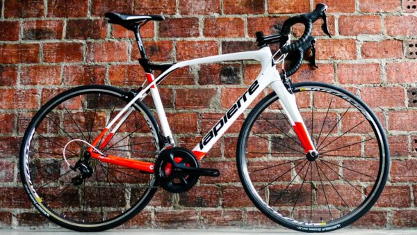 First Look Friday: Lapierre Xelius, Specialized Women’s Motodiva, and Oakley Radar EV