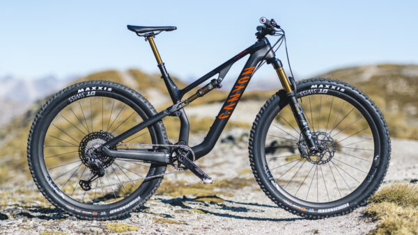 Canyon adds to Neuron family with lightweight CF SLX