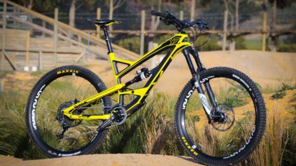 Review: YT Capra CF Comp