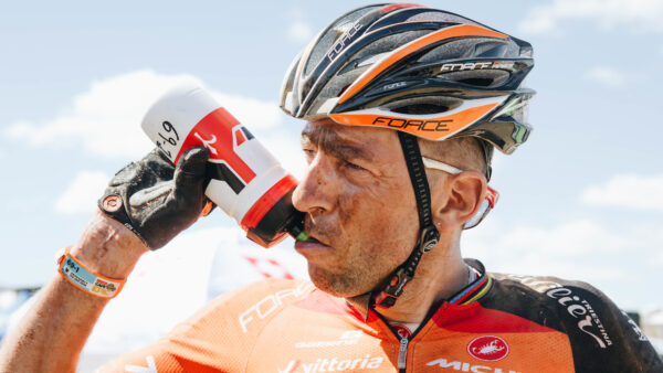 Punctures cost Hincapie and Vande Velde lead