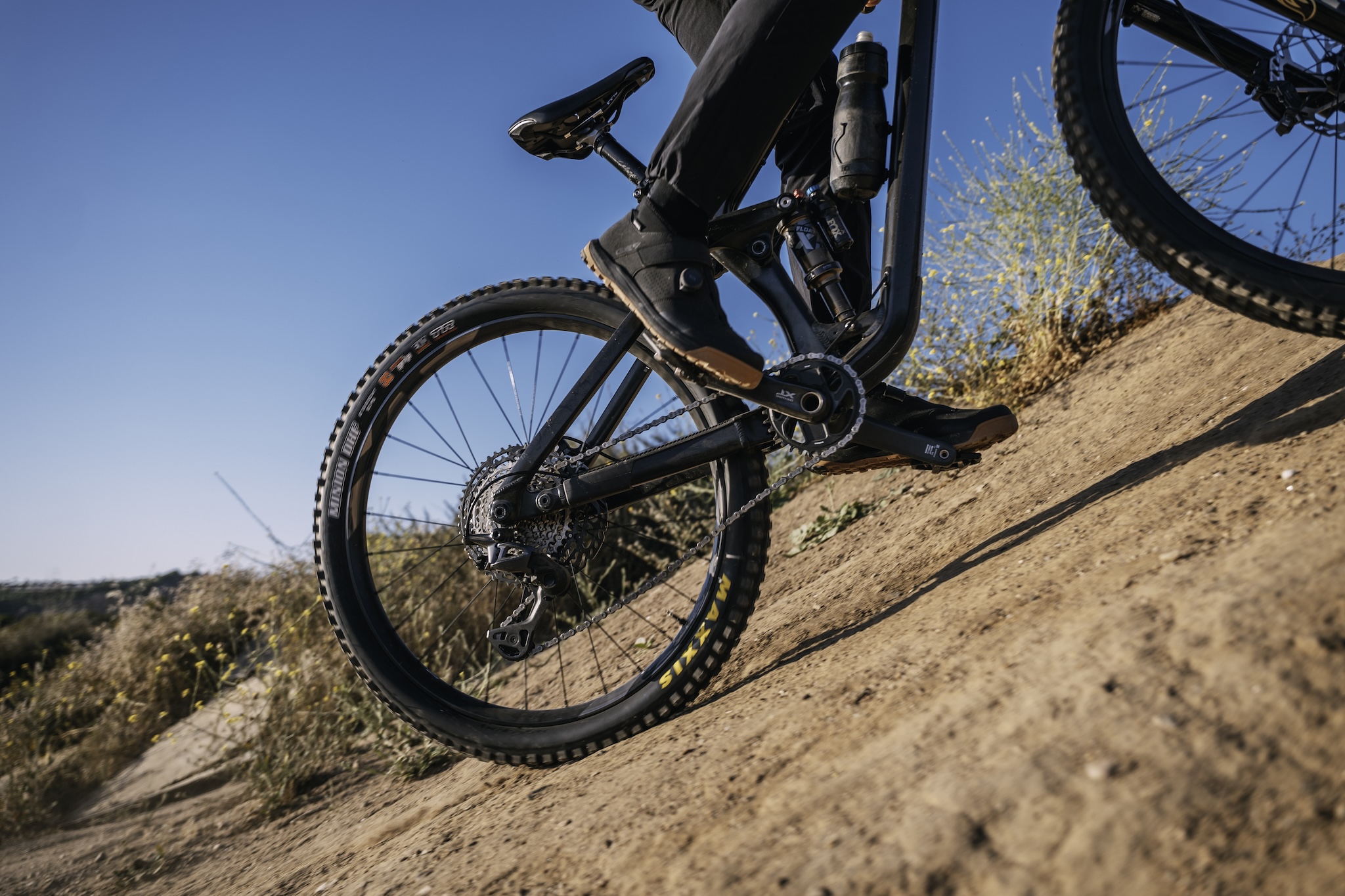 Shimano brings back the cable with the all-new DEORE XT M8200